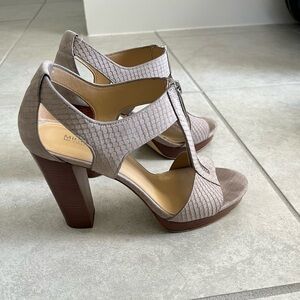 Michael Kors gray women’s heeled sandals size 7.5 platform resortwear